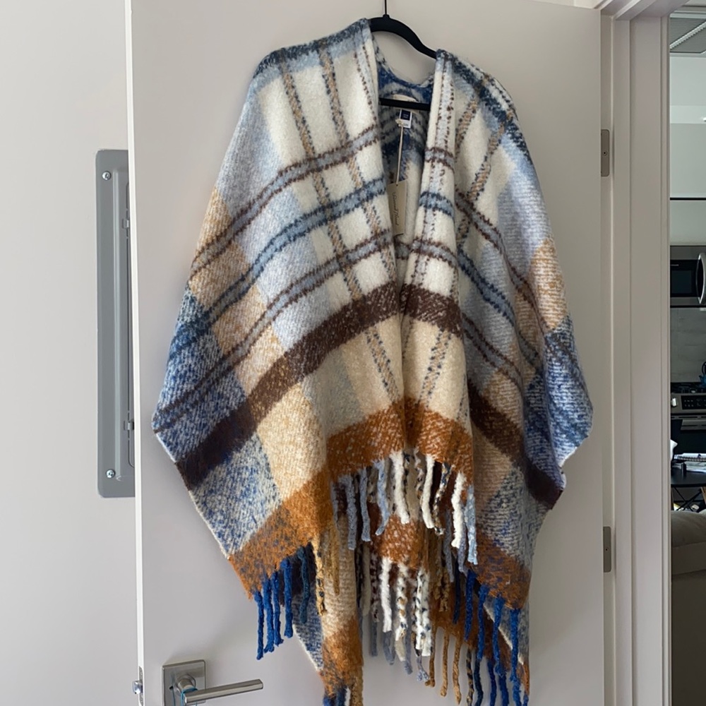 *NWT* Universal Threads Ruana
